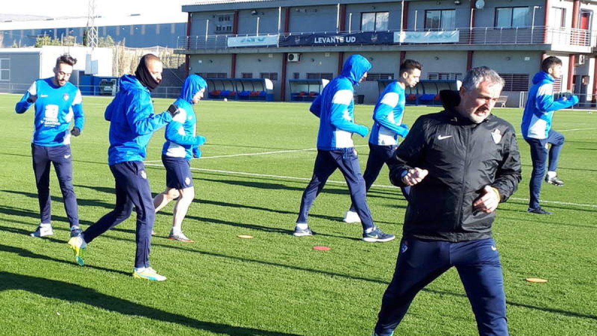 El equipo se ejercitó ayer en la Ciudad Deportiva del Levante. DL