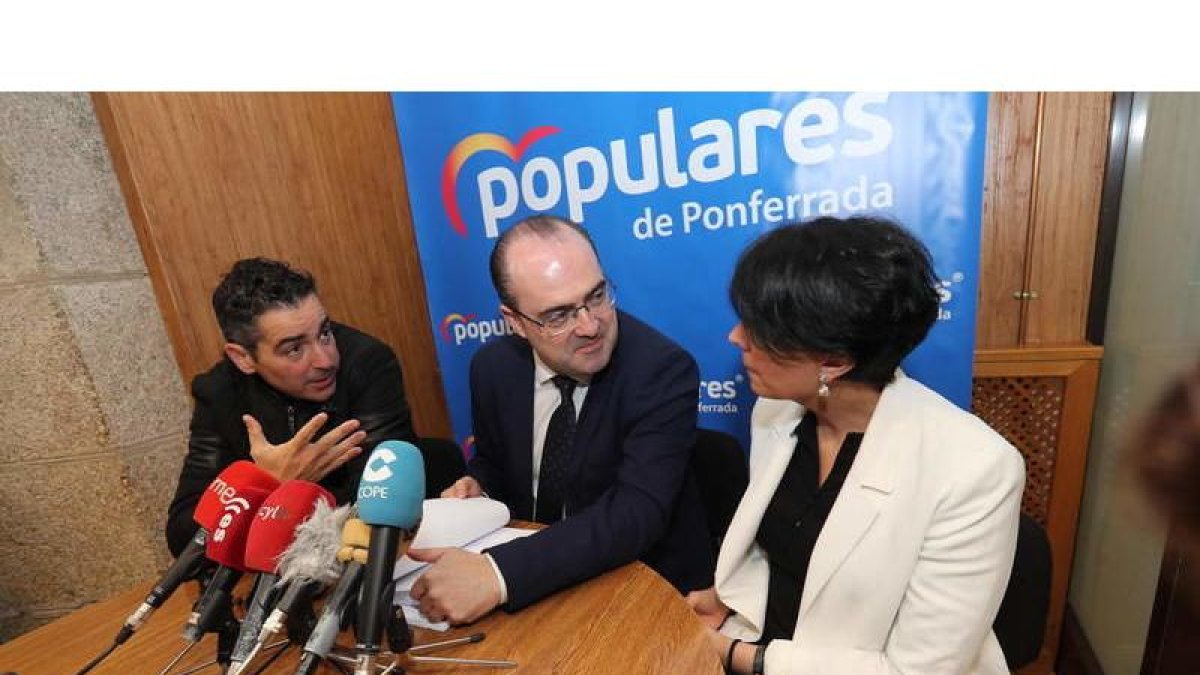 Roberto Mendo, Marco Morala y Rosa Luna. ANA F. BARREDO