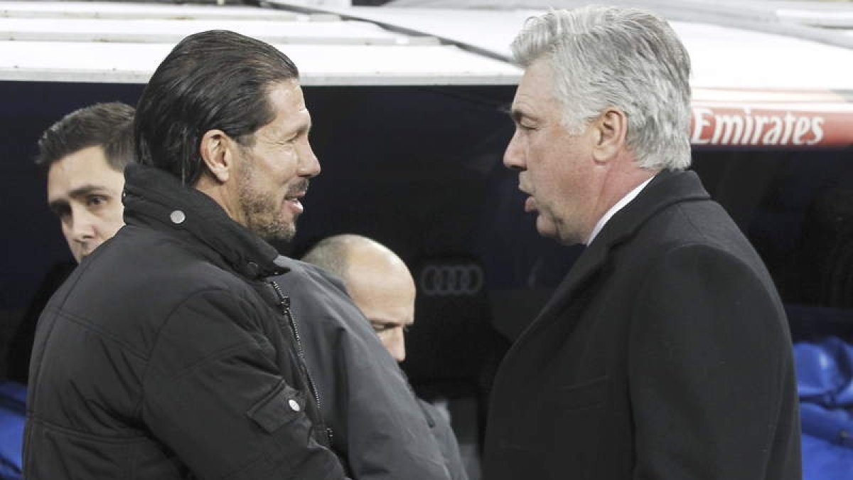 Diego Simeone, izquierda, y Carlo Ancelotti vuelven a verse hoy las caras en el partido de vuelta de las semifinales de Copa.
