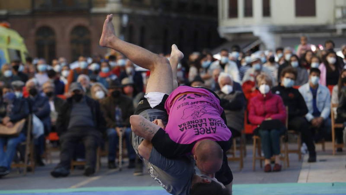 El corro de San Froilán, penúltima entrega de la Liga de Verano de lucha leonesa. RAMIRO
