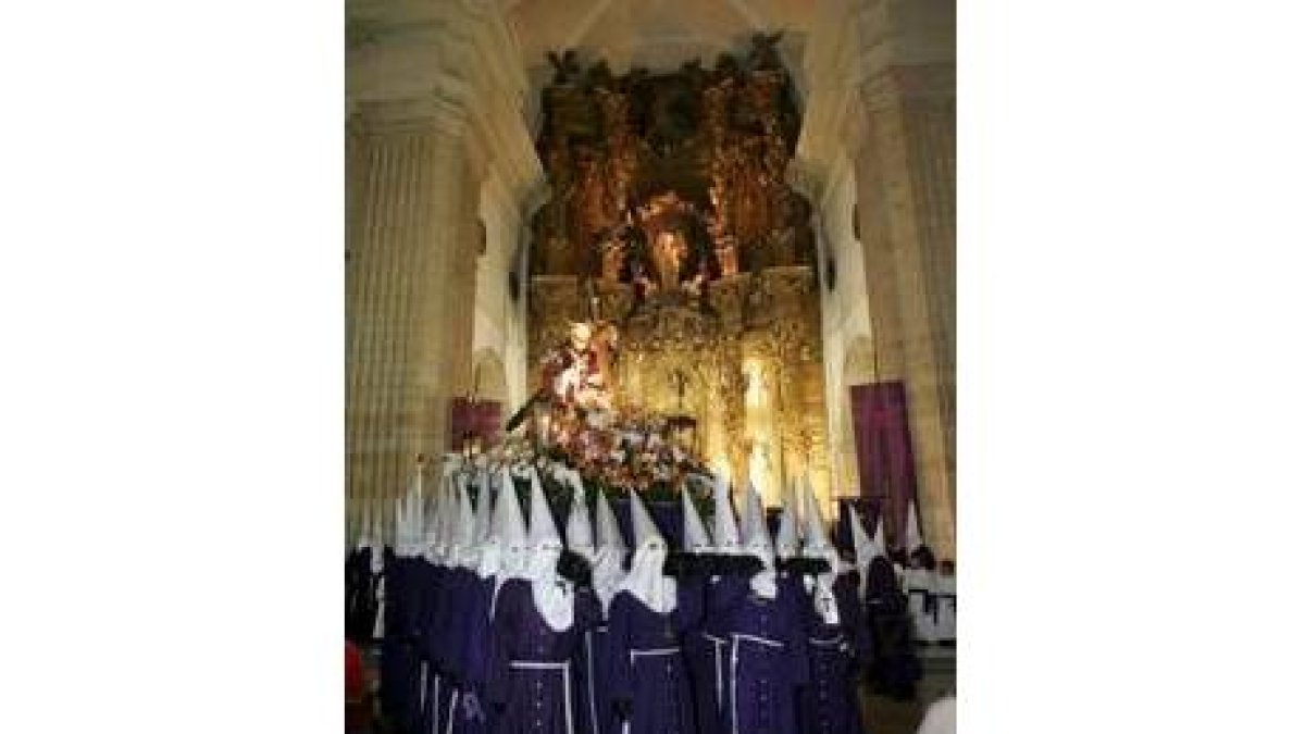En el interior de la iglesia de los Franciscanos se celebró un pequeño acto