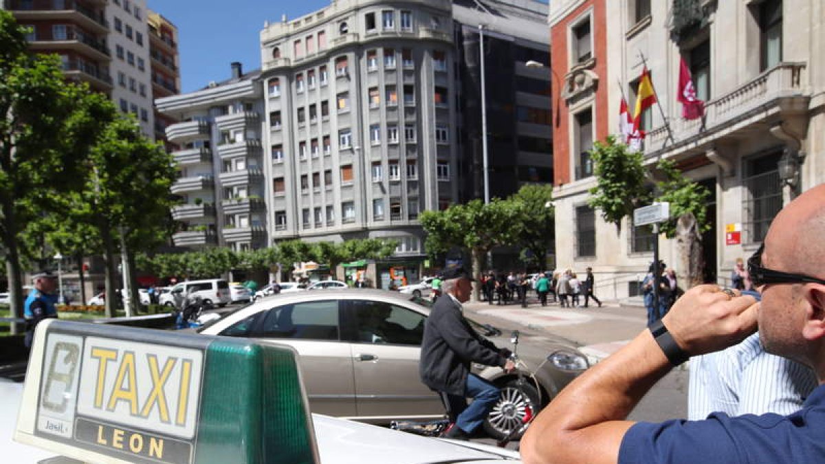 El sector del taxi reconoce como positivo que se aumente el control. RAMIRO