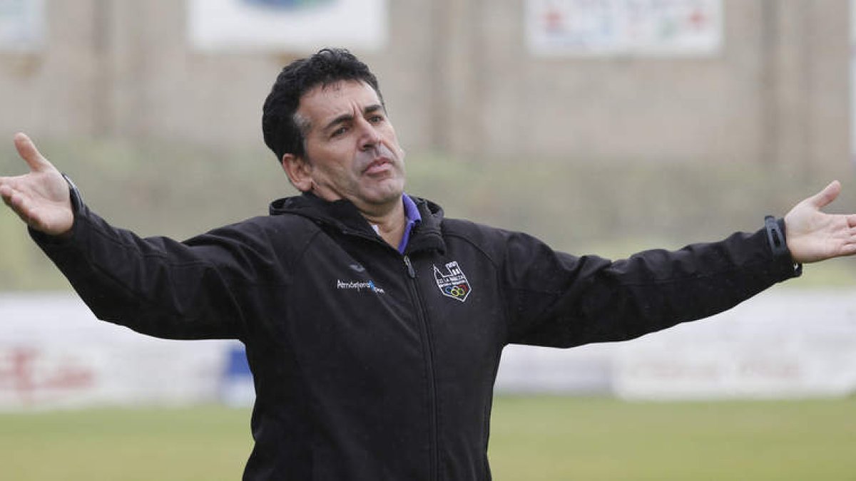 El técnico Luis Carnicero durante un lance del encuentro