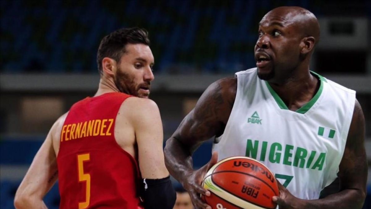 Rudy mira de reojo a Aminu, en una acción del partido