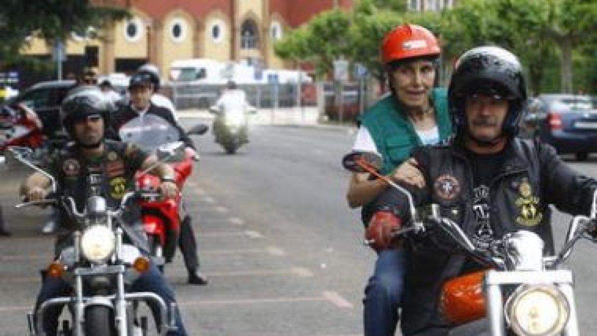 Los moteros pasearon a enfermos de esclerososis en una jornada organizada por Aldem.