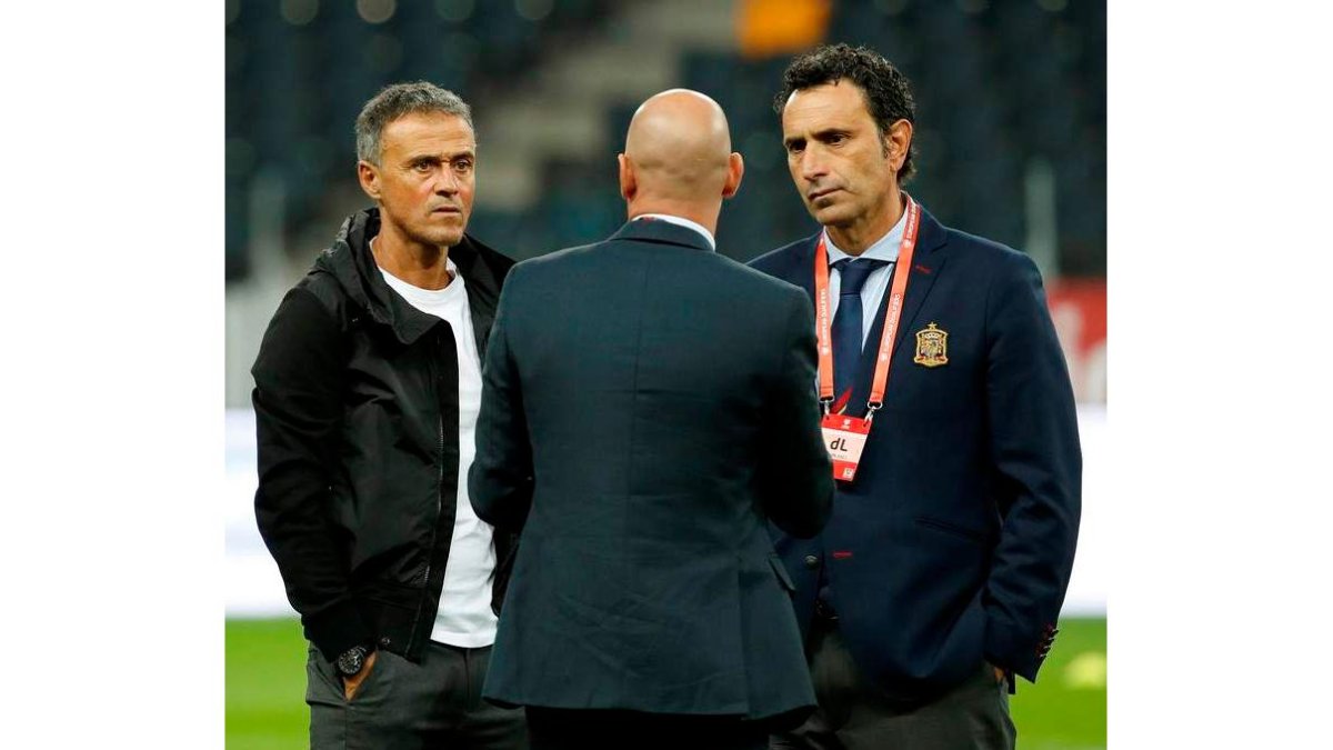 Luis Enrique, l Luis Rubiales y el director deportivo de la selección José Francisco Molina. PABLO GARCÍA