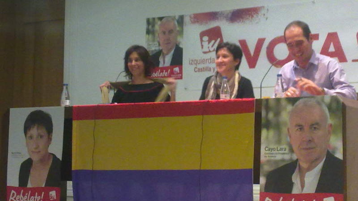 La candidato de IU Agure Bilbao, en el centro.