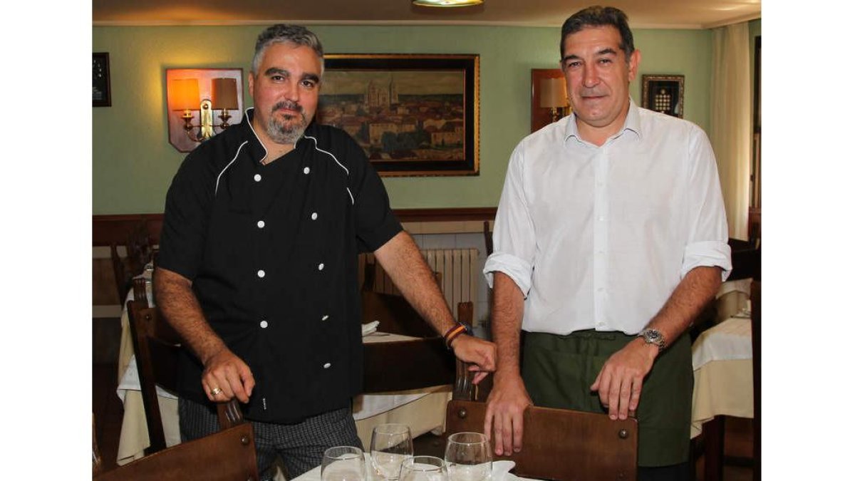Norberto y Fernando, seguidores de la saga familiar que rigeEl Besugo desde 1924.