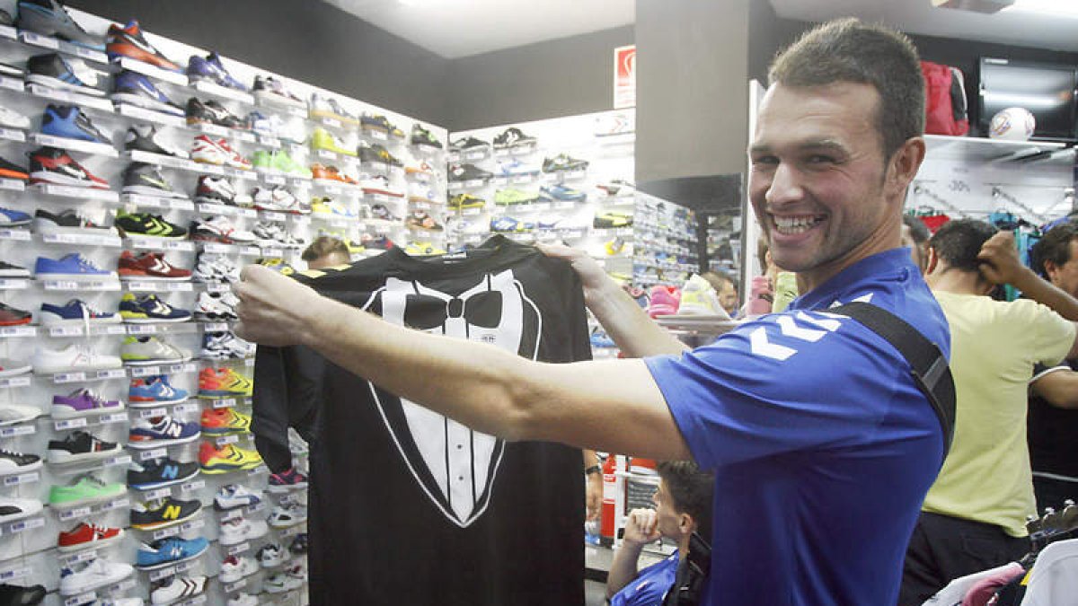 El capitán de la Cultural Diego Calzado con la camiseta esmoquin que ha dado la vuelta al mundo