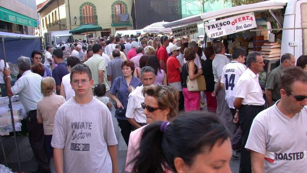 Imagen del año 2002 del mercado de los jueves de Valencia de Don Juan. GORGOJO