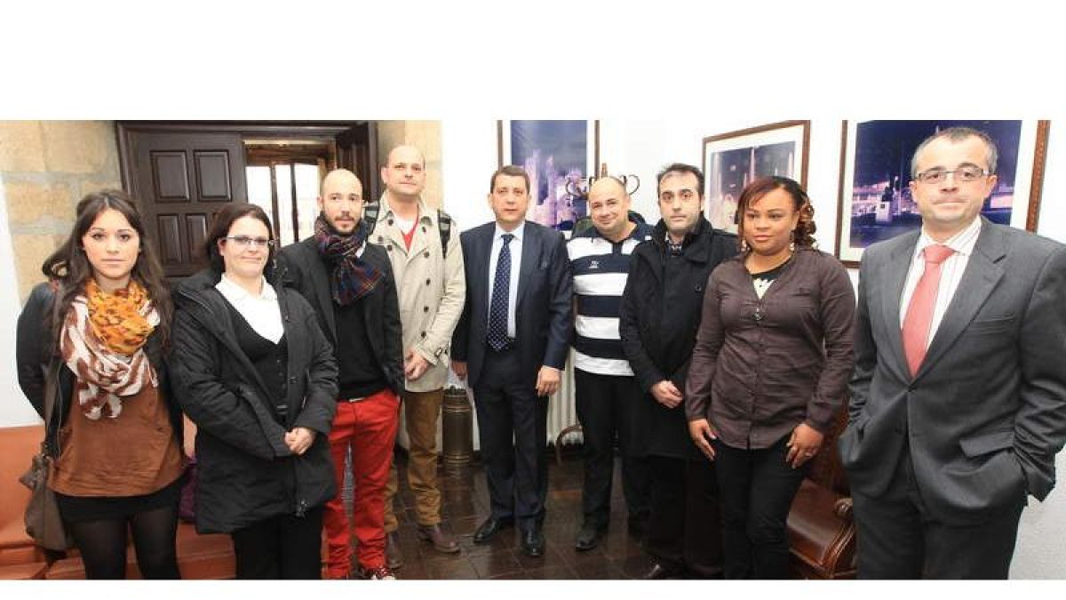 Los hosteleros de dispensación responsable posaron con el alcalde y el edil de Acción Social.