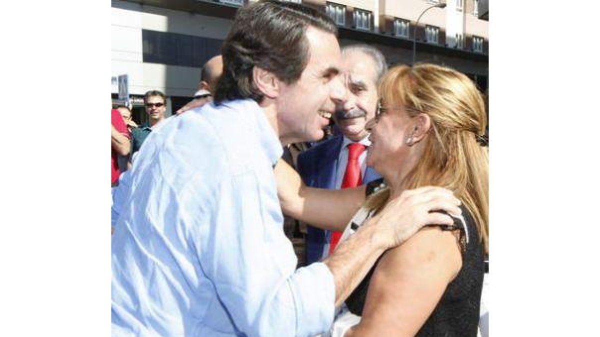 Aznar, flanqueado por Carrasco y Orellana, en la firma de su libro en El Corte Inglés.