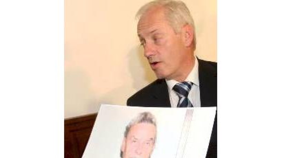 El jefe de la policía con un retrato de Josef Fritzl en la rueda de prensa
