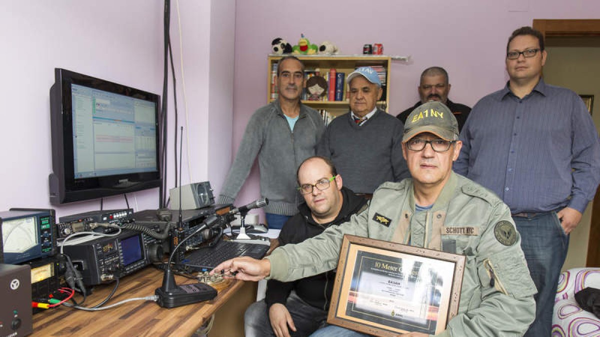 El equipo de radioaficionados, en la sala de operaciones en Lorenzana. FERNANDO OTERO PERANDONES