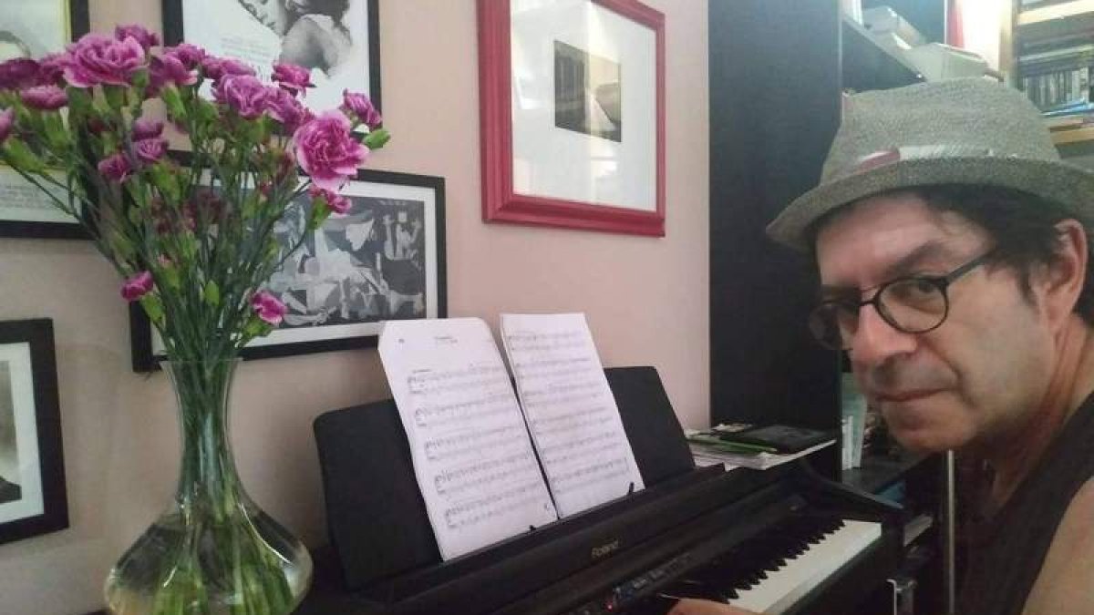 Aníbal Vega, ante el piano, editará nuevo disco bajo el título de ‘Arqueologia de una ola’. DL