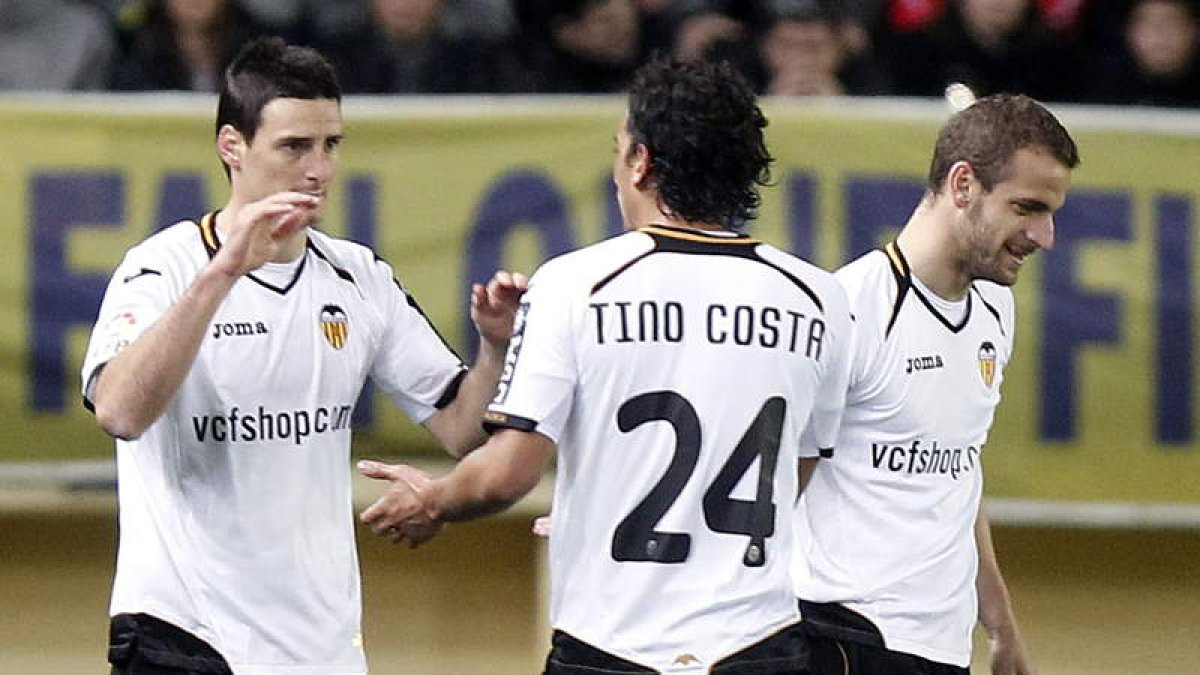 Aduriz celebra su gol, segundo de su equipo, junto a Tino Costa y Roberto Soldado.