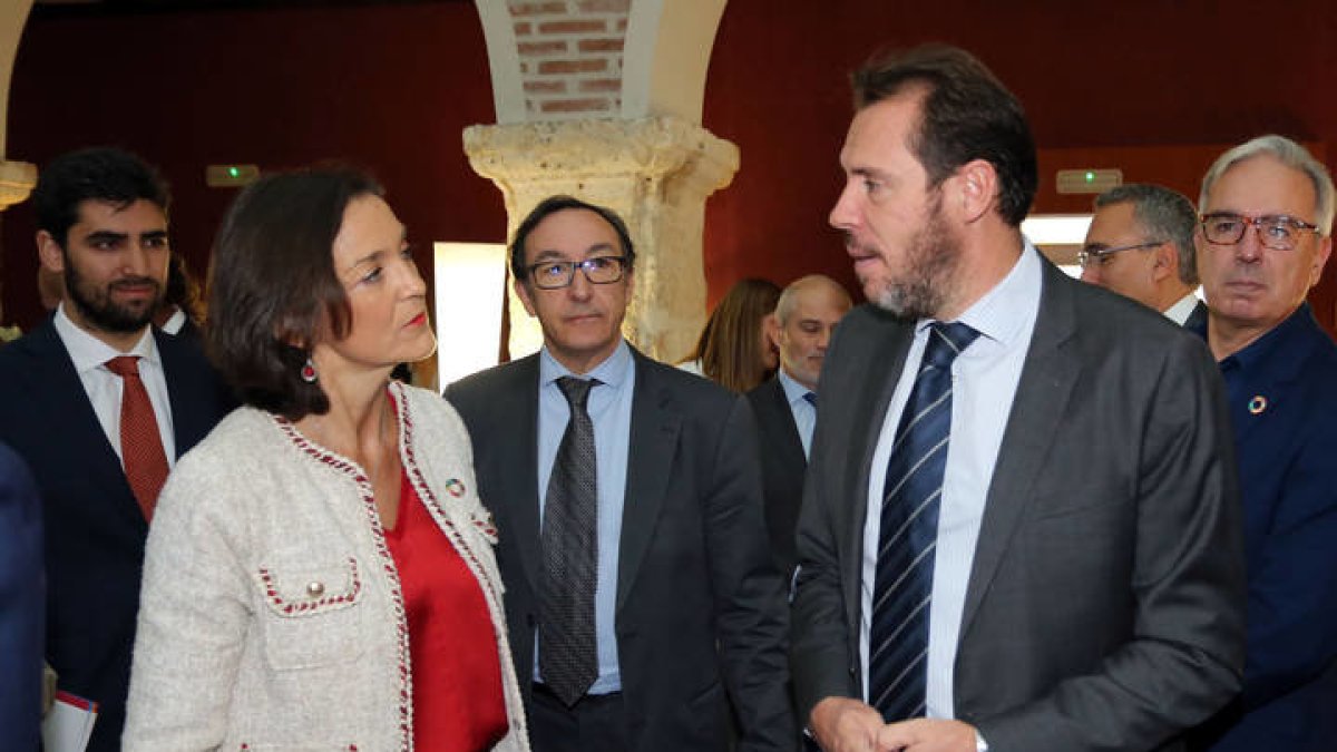 La ministra Reyes Maroto con el alcalde de Valladolid. ICAL