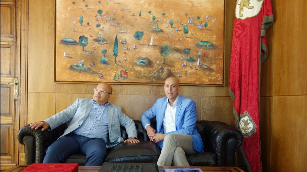 El subdelegado del Gobierno, Faustino Sánchez, con el alcalde de León, José Antonio Diez