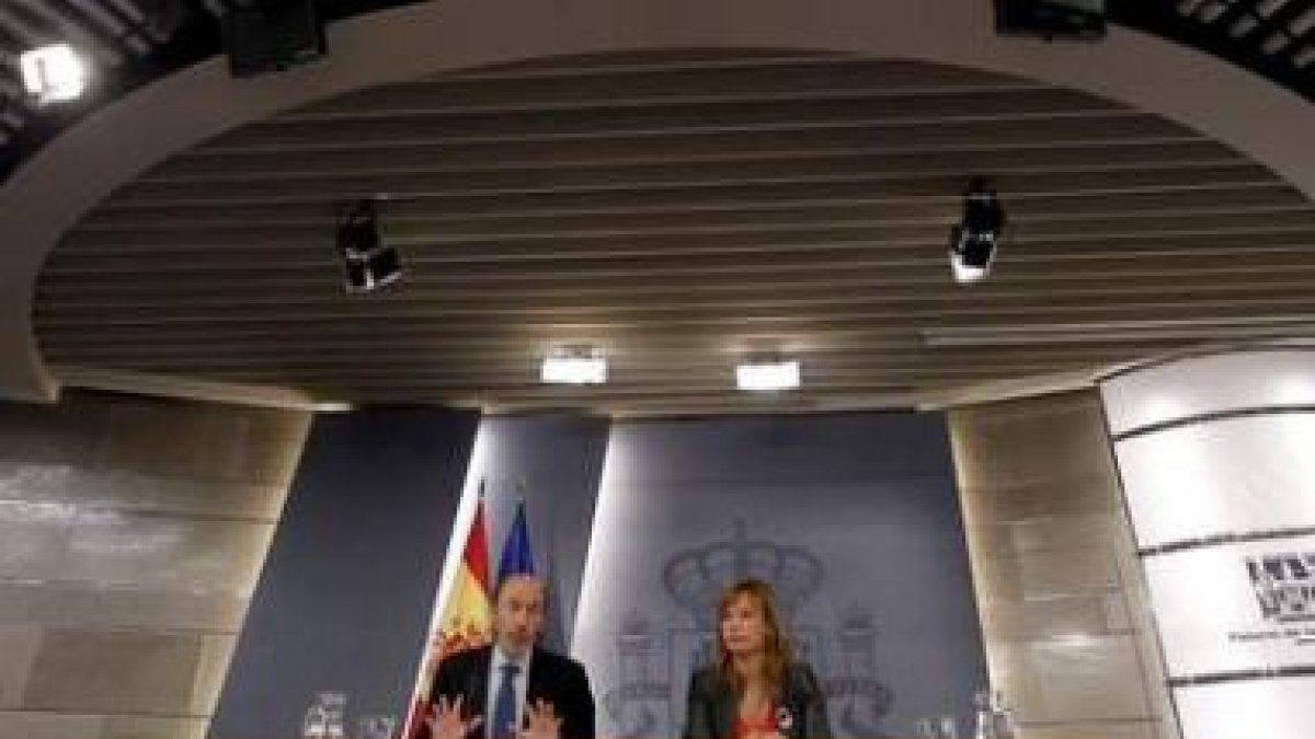 Rubalcaba junto a Pajín, en la rueda de prensa posterior al Consejo de Ministros.
