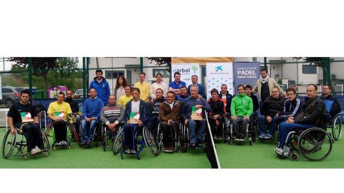 La pareja ganadora del Nacional posa con el resto de participantes y los organizadores del torneo.