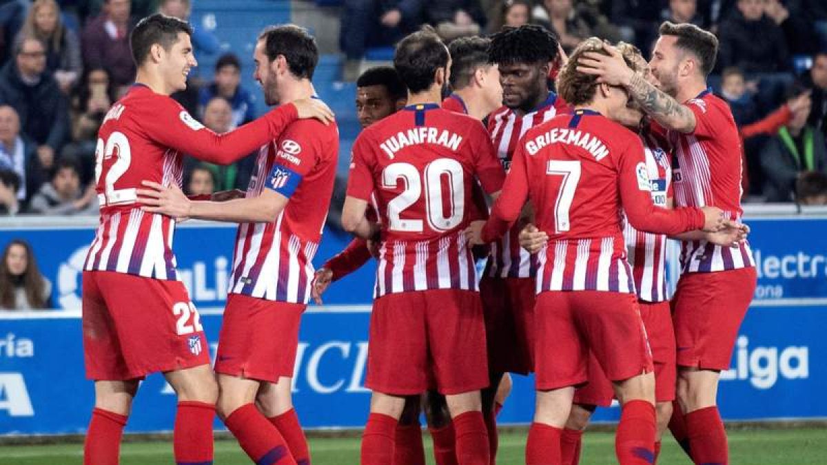Los rojiblancos celebran uno de sus cuatro goles. RUIZ DE HIERRO