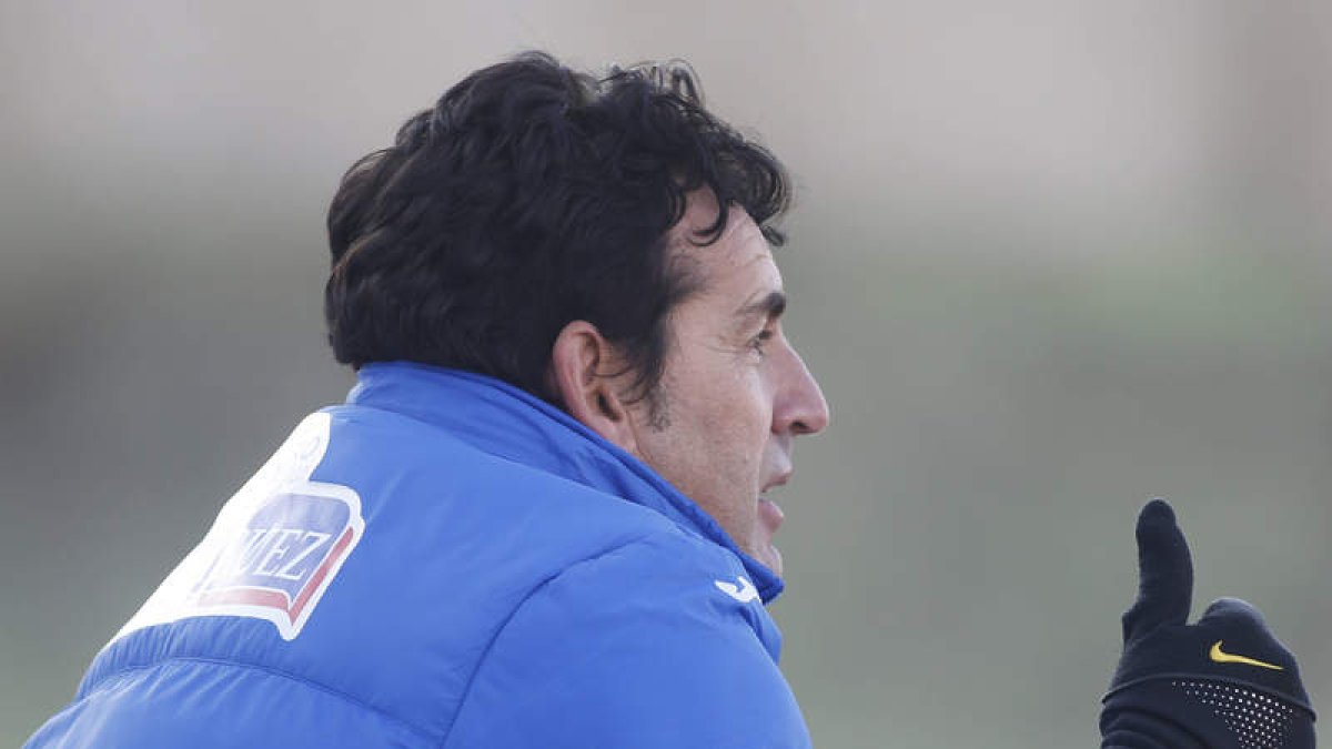 Luis Carnicero deberá recomponer la retaguardia.