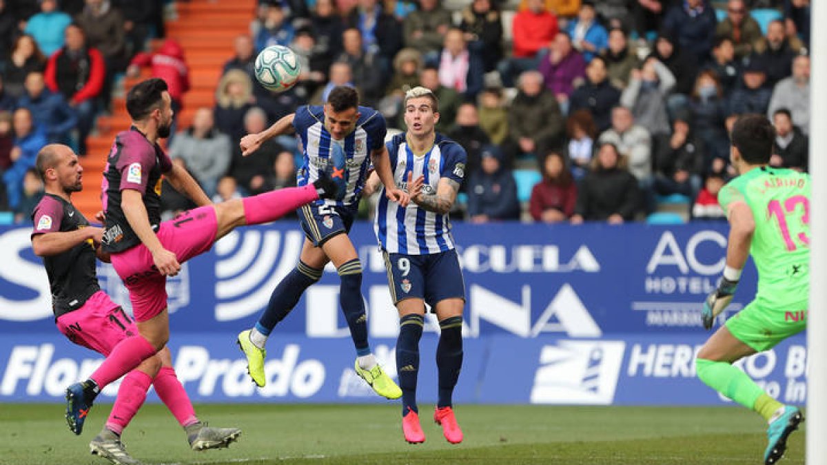Franco Russo, durante el partido contra el Tenerife en El Toralín. LUIS DE LA MATA