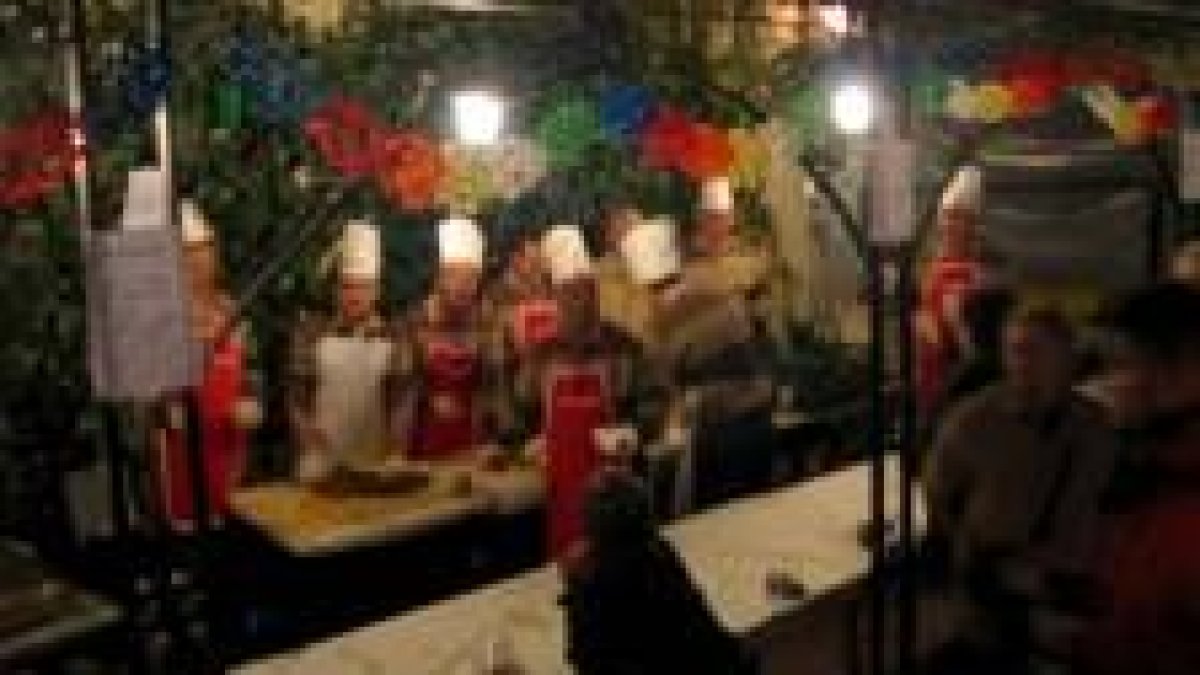 La imagen muestra a los cocineros del magosto en La Obrera