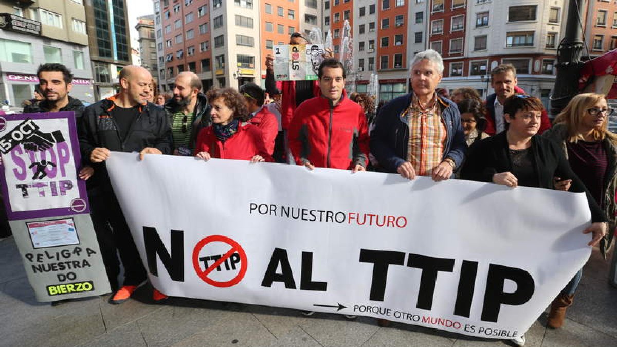 La concentración contra el TTIP se desarrolló en la plaza de Julio Lazúrtegui de Ponferrada. L. D. M.