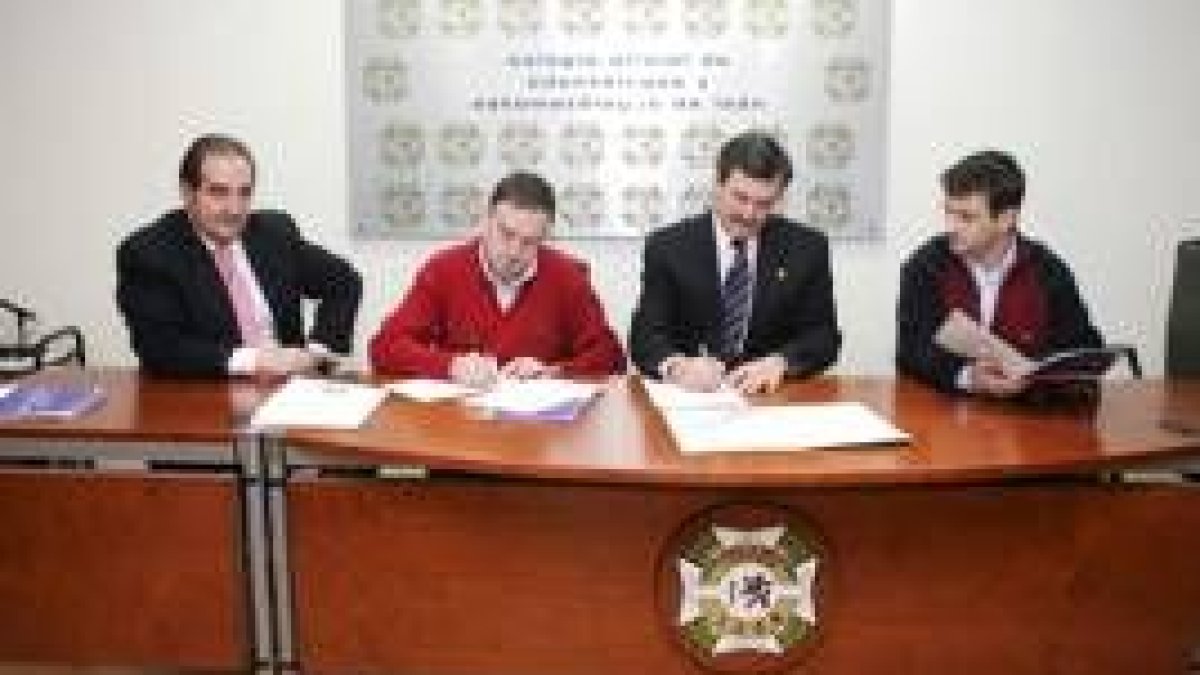Los responsables del Colegio de Odontólogos, Cáritas y Cruz Roja firmaron ayer el convenio