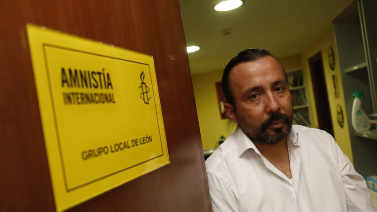 El periodista Ricardo Ruidiaz en la sede de Amnistía Internacional en León, ciudad en la que vive como solicitante de protección internacional desde marzo. FERNANDO OTERO