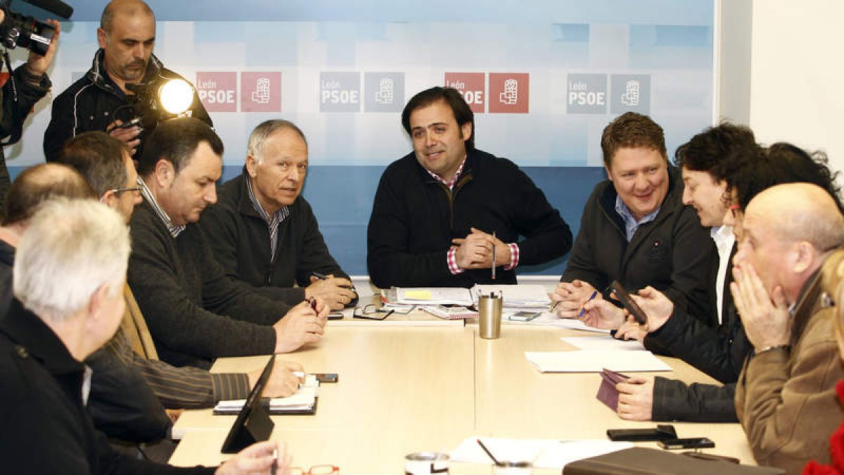 Un momento de la ejecutiva del PSOE del lunes, presidida por Celestino Rodríguez.
