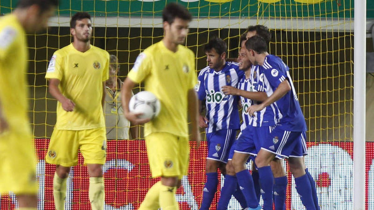 Robusté, a la izquierda del grupo que celebra un gol en Villarreal, es el candidato a suplir a Carlos Ruiz.