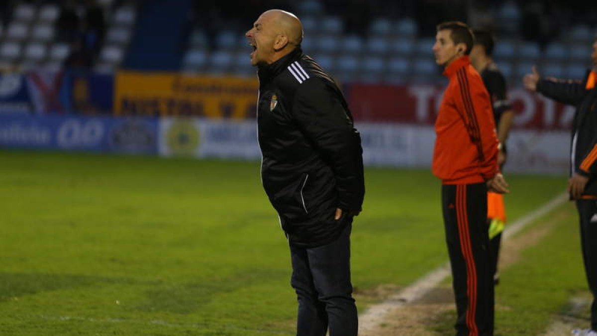 Claudio da órdenes a sus jugadores durante el partido ante el Castilla.