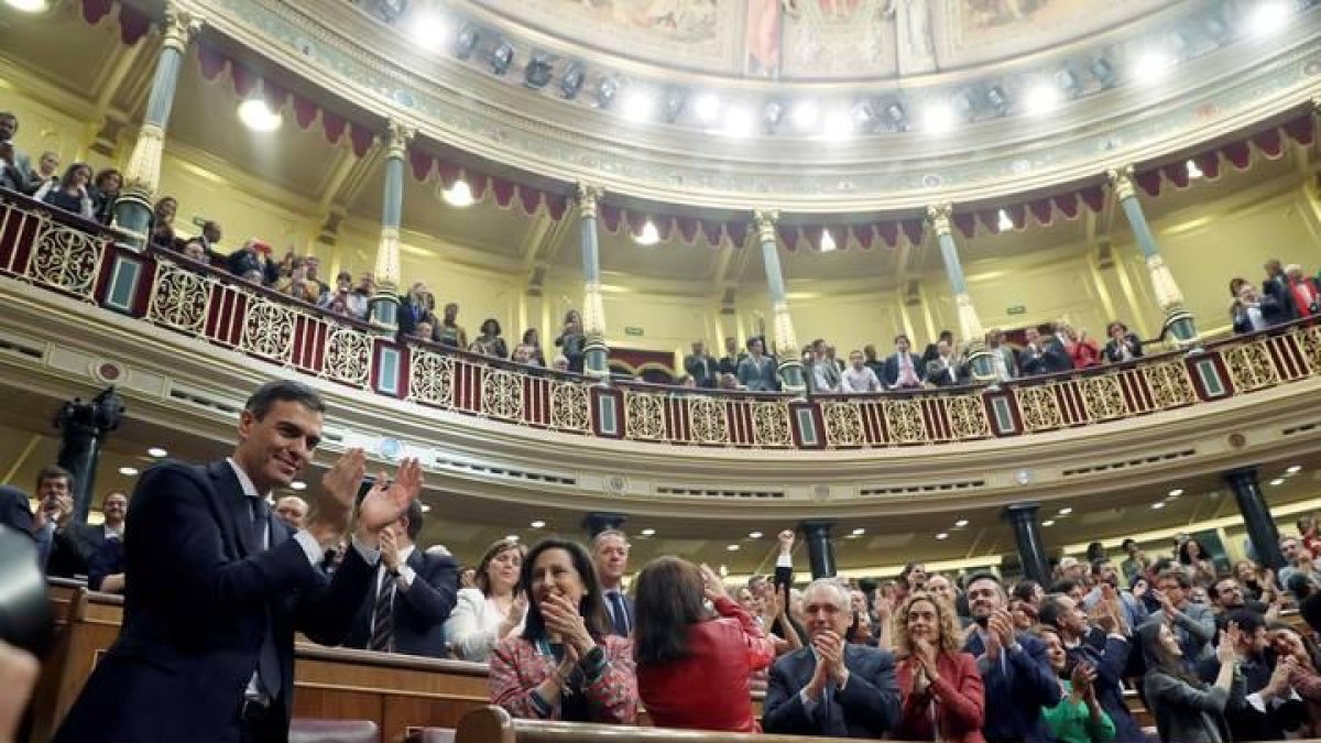 Pedro Sánchez, saluda al hemiciclo del Congreso, tras el debate de la moción de censura presentada por su partido.
