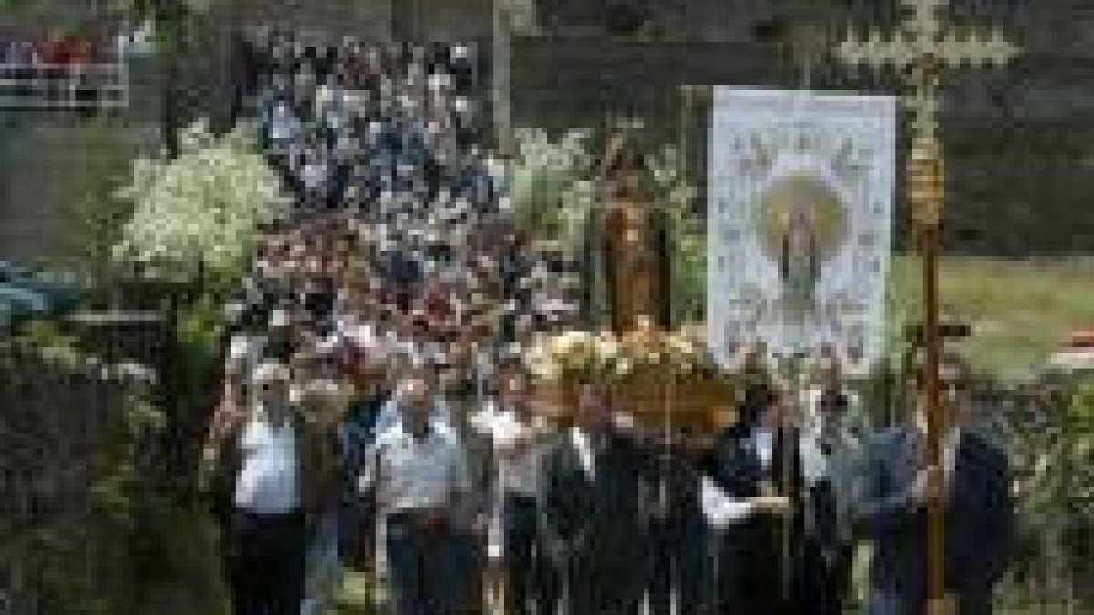 Centenares de personas se sumaron un año más a la tradicional cita con la Virgen de la Peña