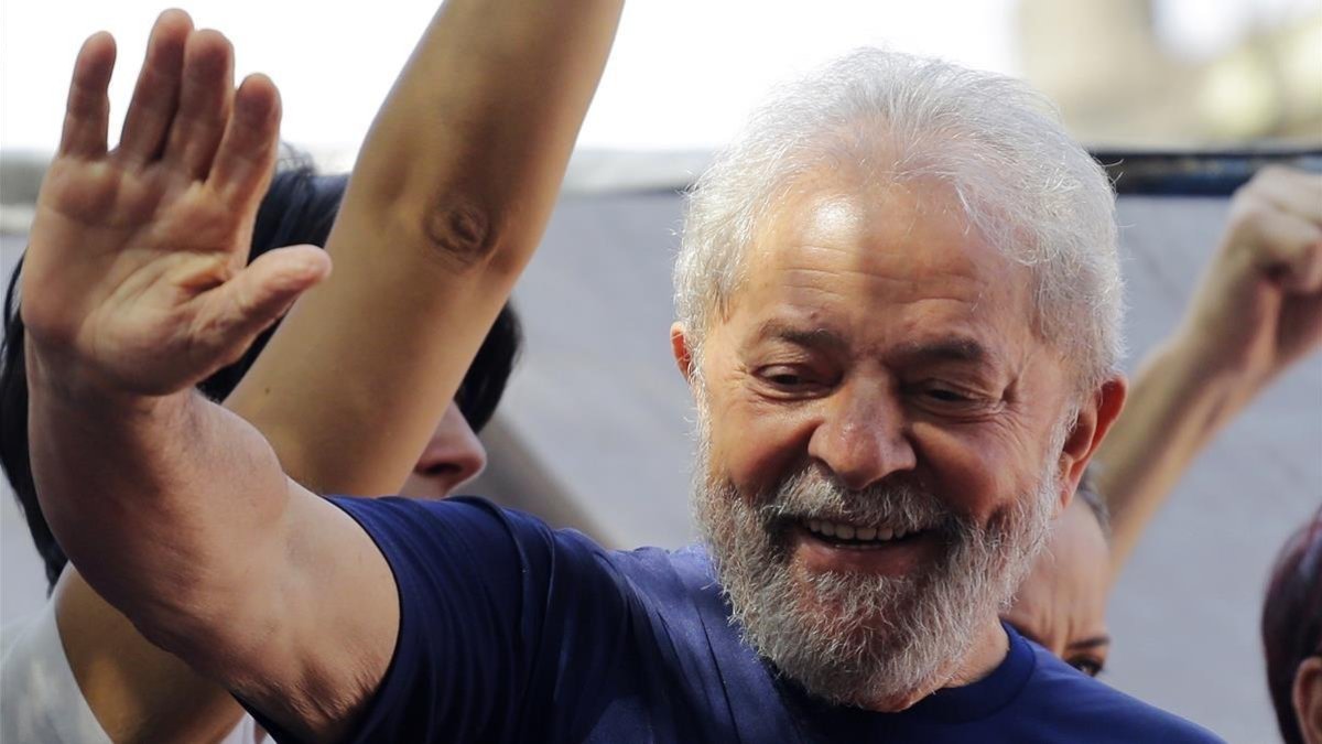 Lula saluda a sus seguidores frente a la sede del sindicato metalúrgico