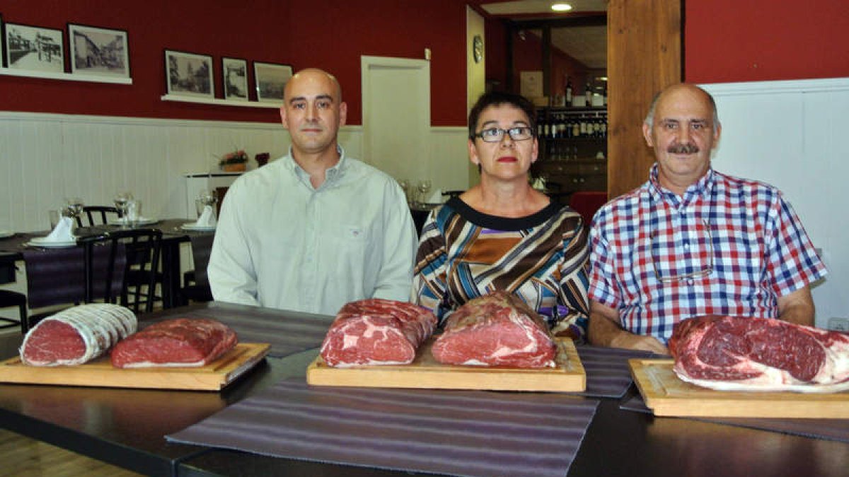 Sergio, Esther y Agustín han convertido el Venecia, en Flores del Sil, en un templo para los amantes de la mejor carne.
