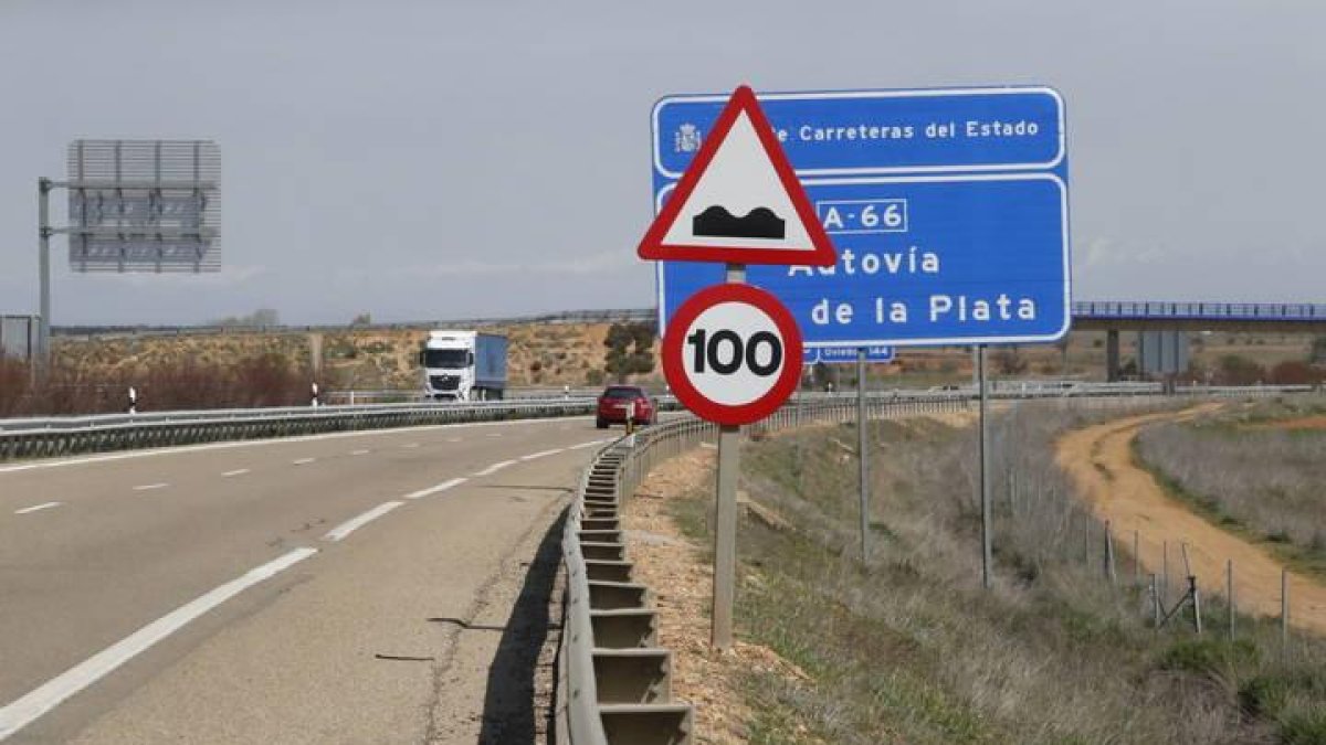 La velocidad llegó a reducirse a cien kilómetros para evitar daños mayores en el vial