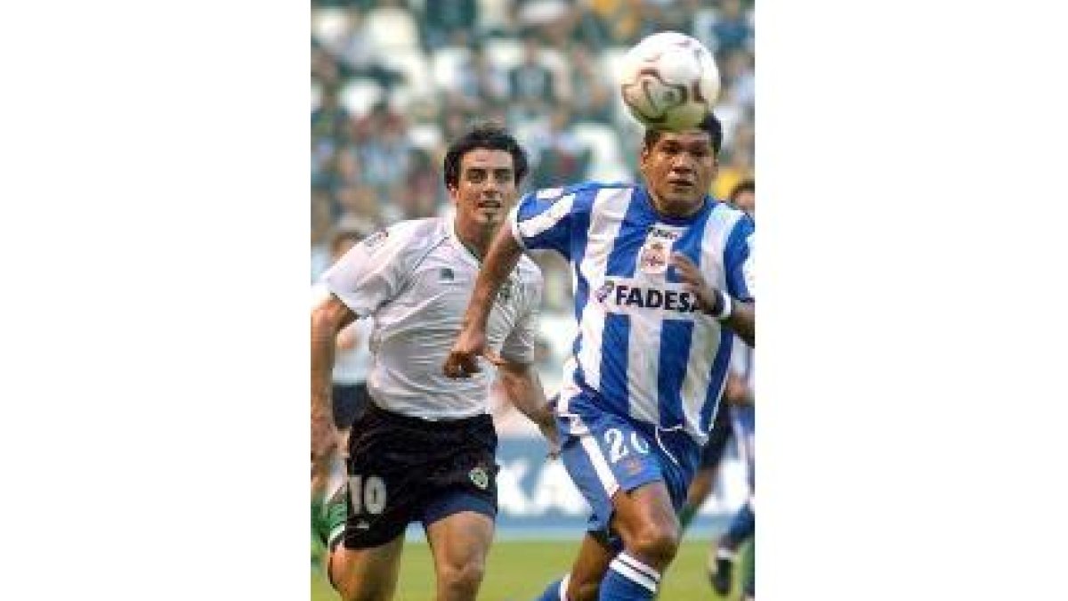 Donato persigue una pelota con Javi Guerrero como oponente