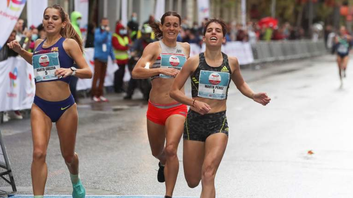 Marta García, a la izquierda, finalizó tercera la prueba madrileña. DAVID FERNÁNDEZ