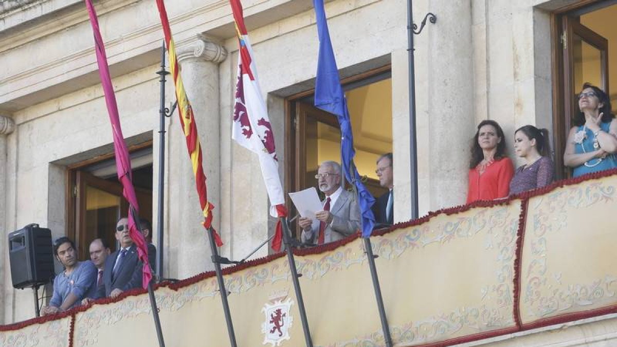 Salvador Gutiérrez y concejales de la nueva Corporación ayer durante el pregón de la fiestas