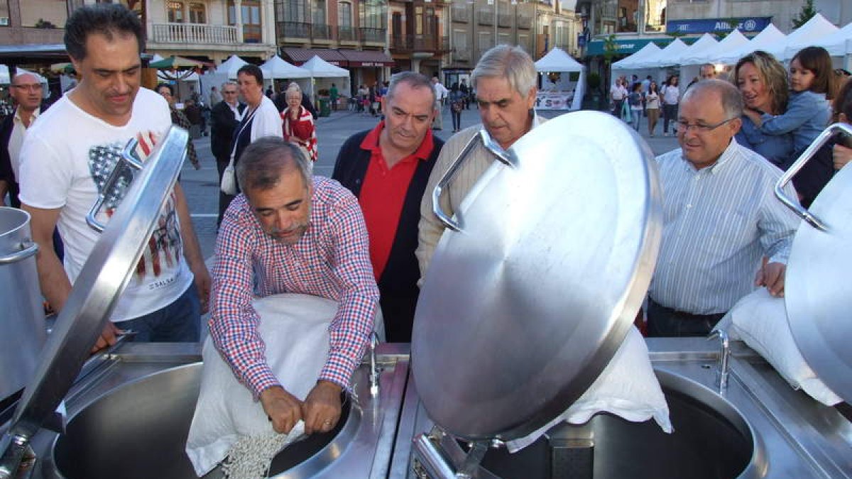 El alcalde hizo ayer los honores de poner las alubias a remojo, como manda la costumbre.