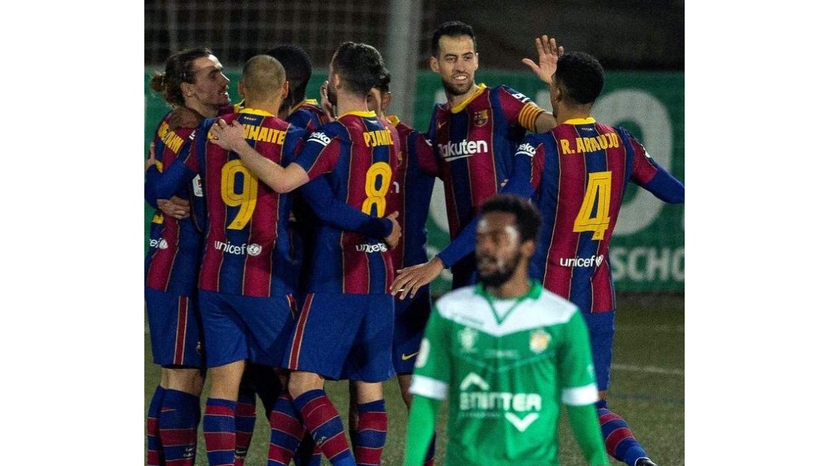 Los jugadores del Barça celebran el gol de Dembélé. FONTCUBERTA