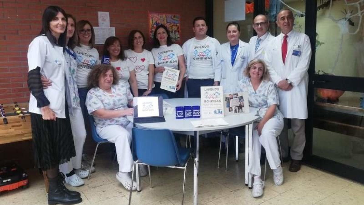 Personal del área de Enfermería, parte de la dirección médica e integrantes de Uniendo Sonrisas. DL