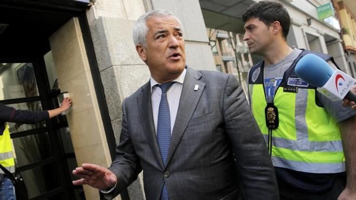 Luis Pineda sale de la sede de Ausbanc detenido por la policía, el 15 de abril.