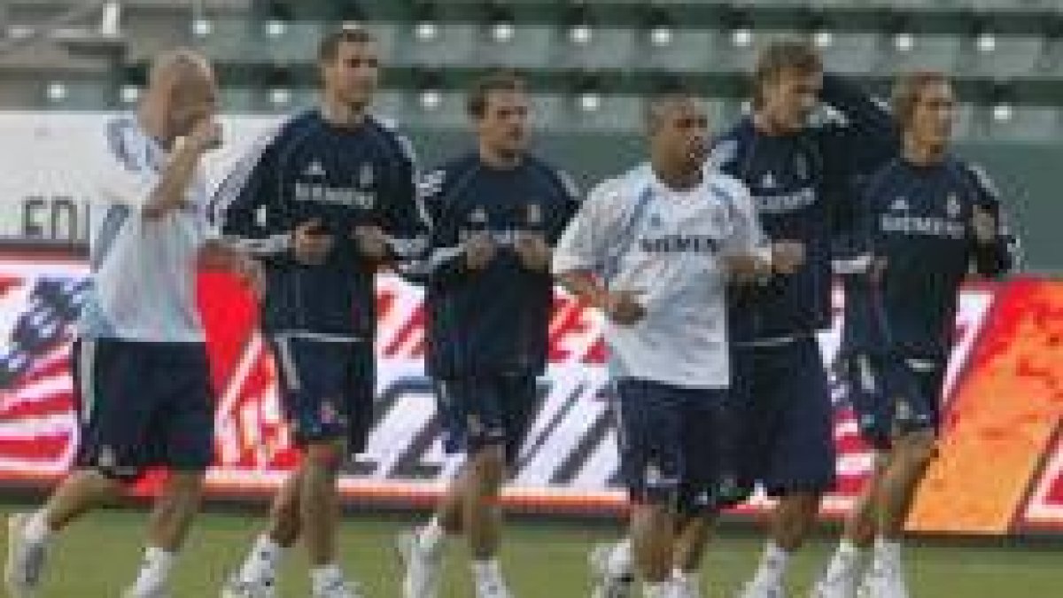 Gravessen, Helguera, Owen, Roberto Carlos y Salgado ayer durante el entrenamiento en California