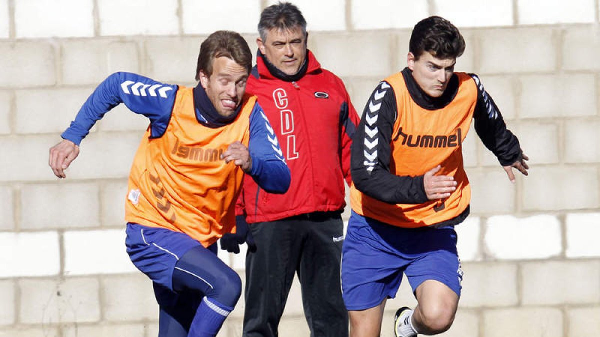 Roberto Tejerina sigue de cerca a Álvaro López y Gonzalo durante el entrenamiento.
