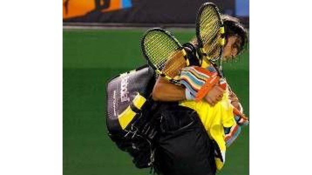 Rafael Nadal sale de la pista del Rod Laver Arena tras su derrota