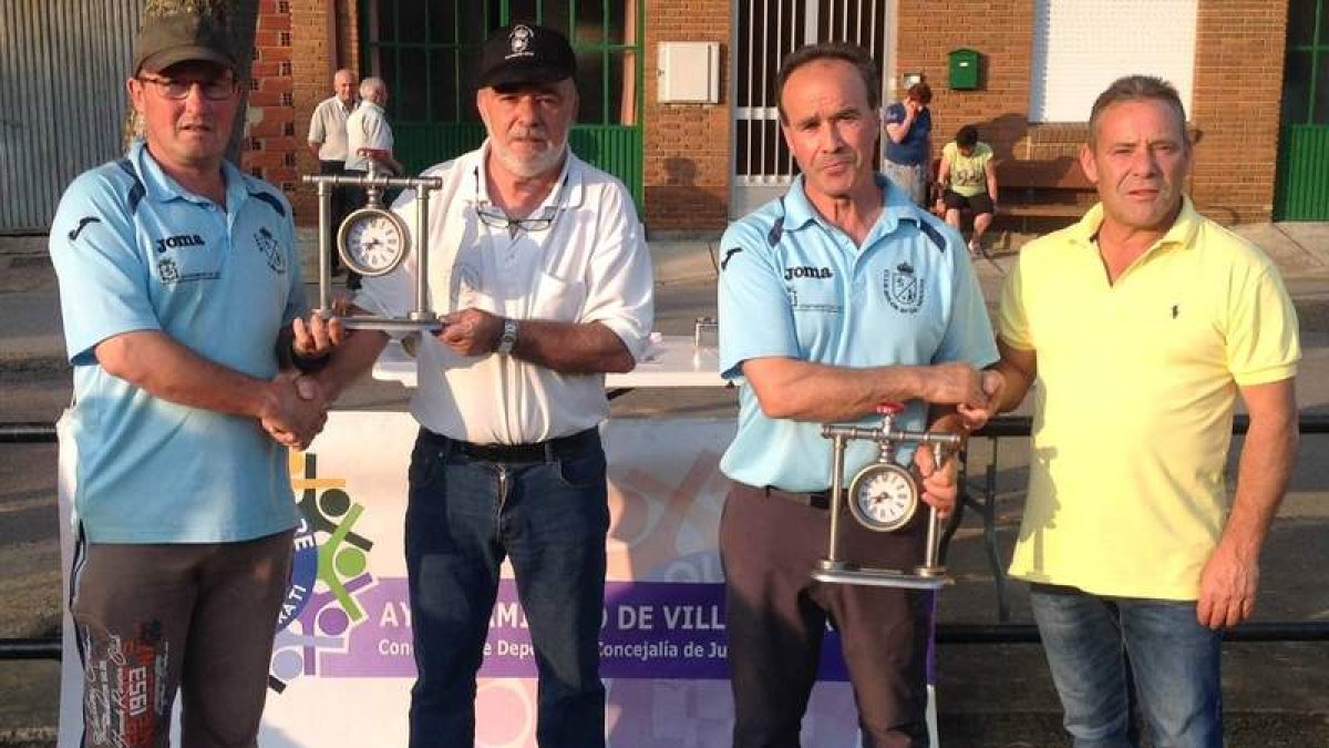Laso y Fernández recogen su premio del Campeonato Provincial de Primera. P. CABALLERO